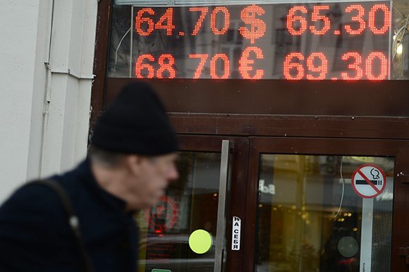 Как колебание курса рубля влияет на россиян