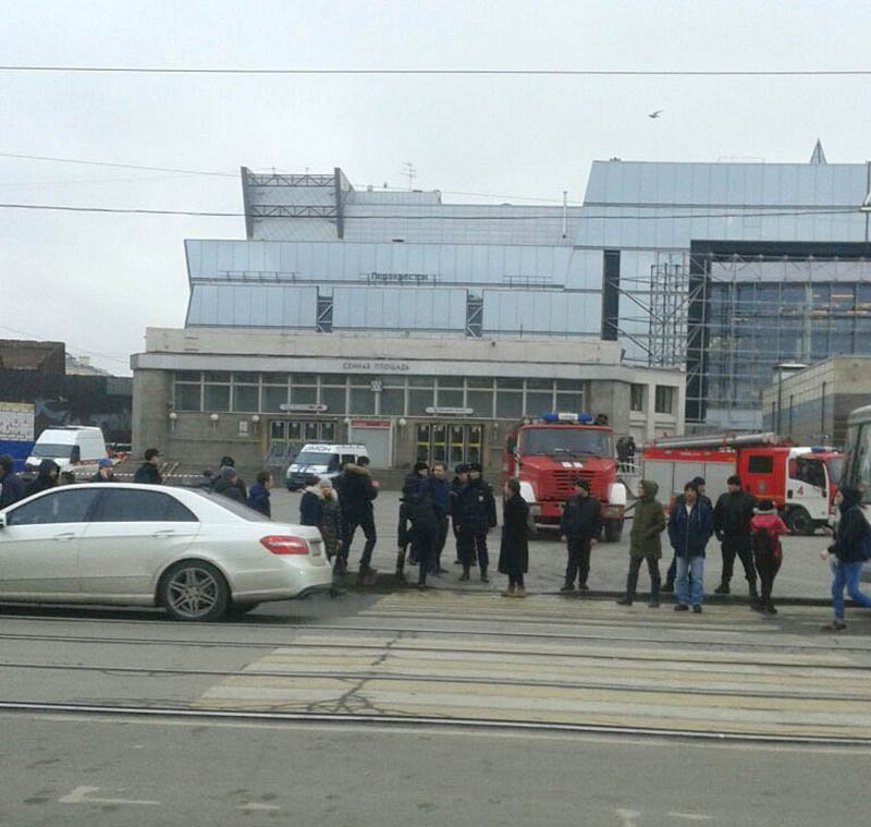 В районе терактов в Петербурге проблемы с транспортом и связью
