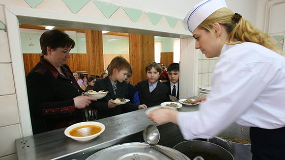 Новые СанПиНы запрещают поварам наращивать ногти и носить украшения