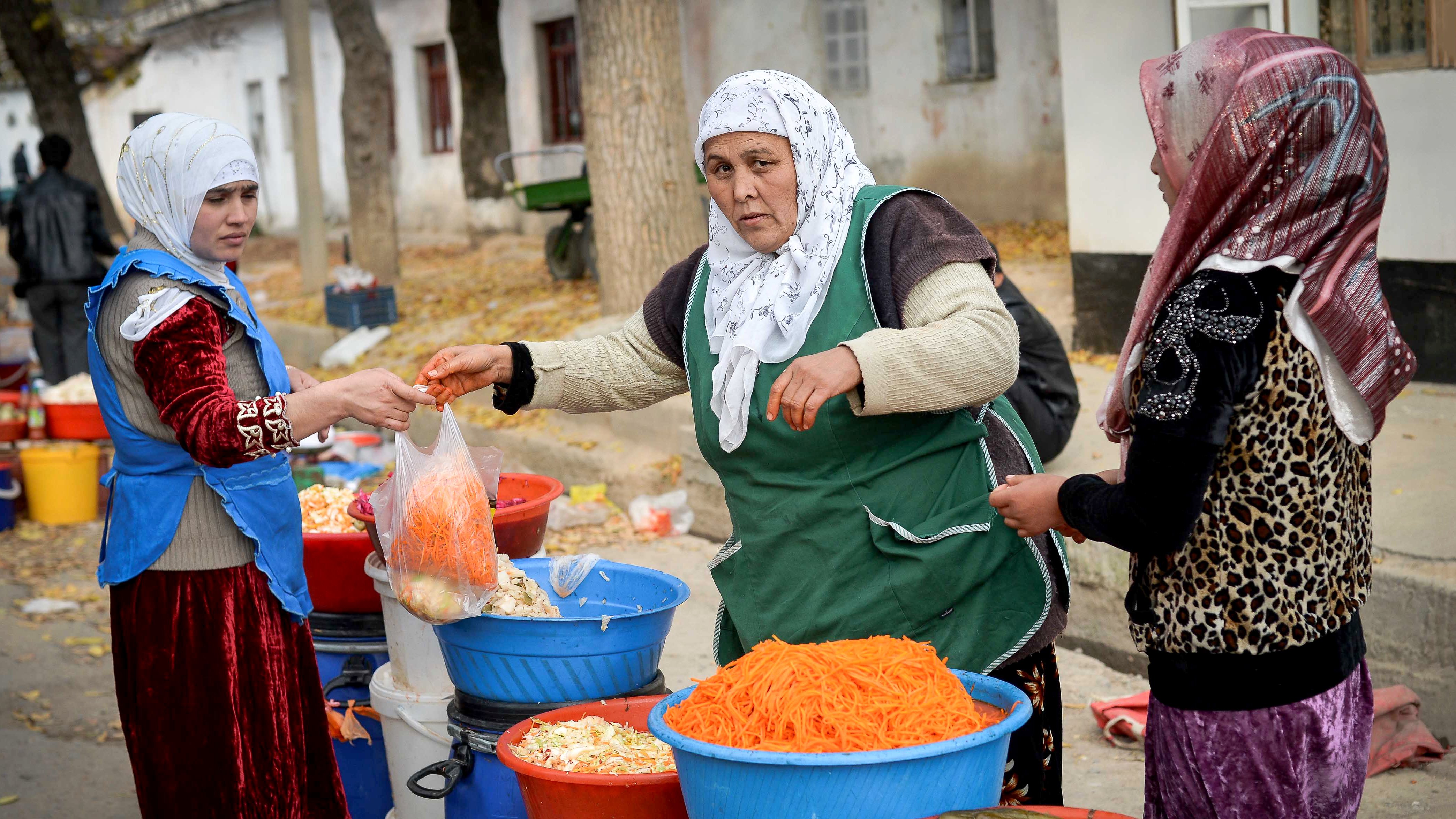 Таджикам отказывают. Таджички на рынке. Узбекские женщины. Узбекские женщины на базаре. Узбекские женщины на рынке.