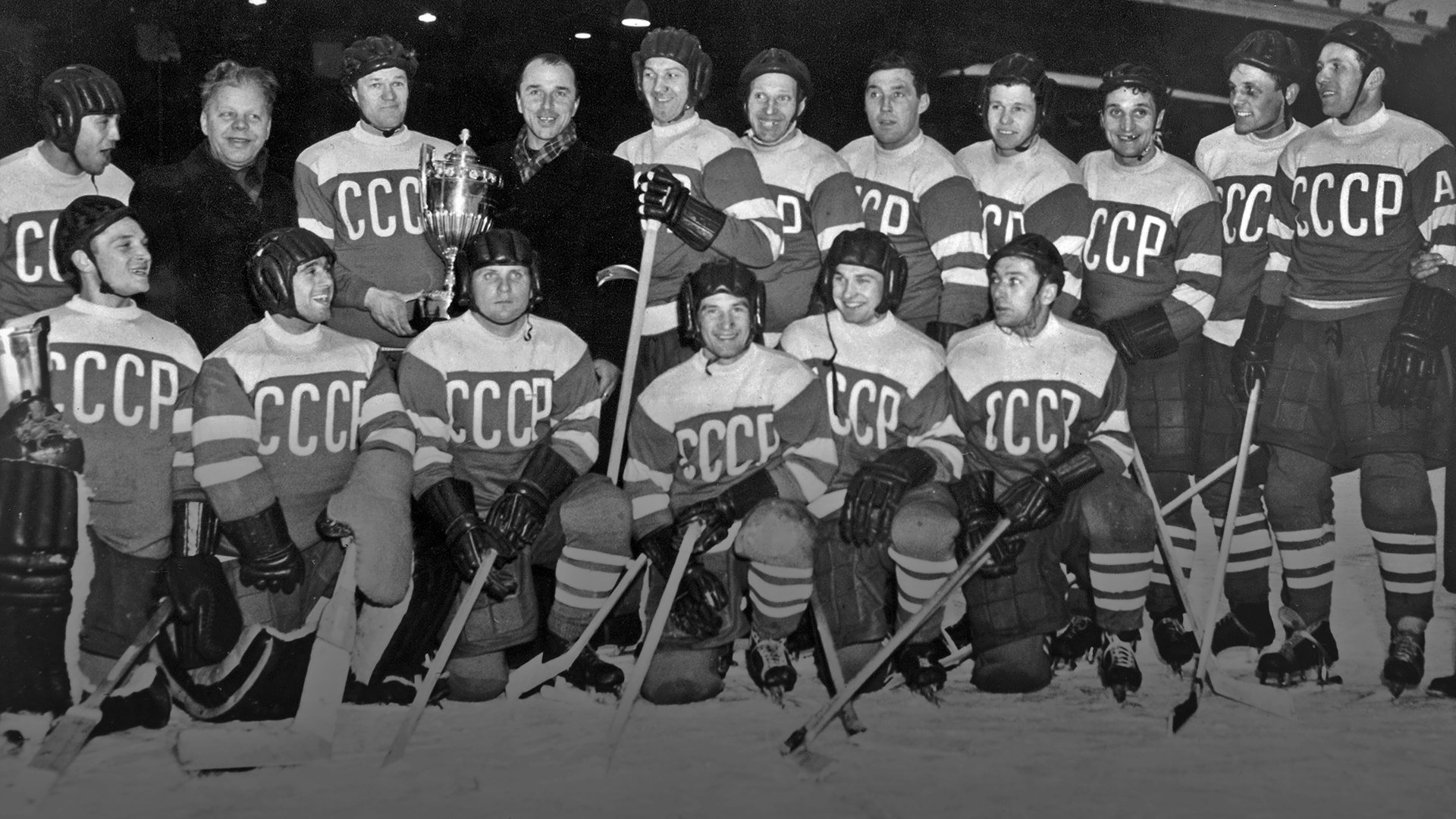 Лед активистов: когда советские хоккеисты впервые победили канадцев |  Статьи | Известия