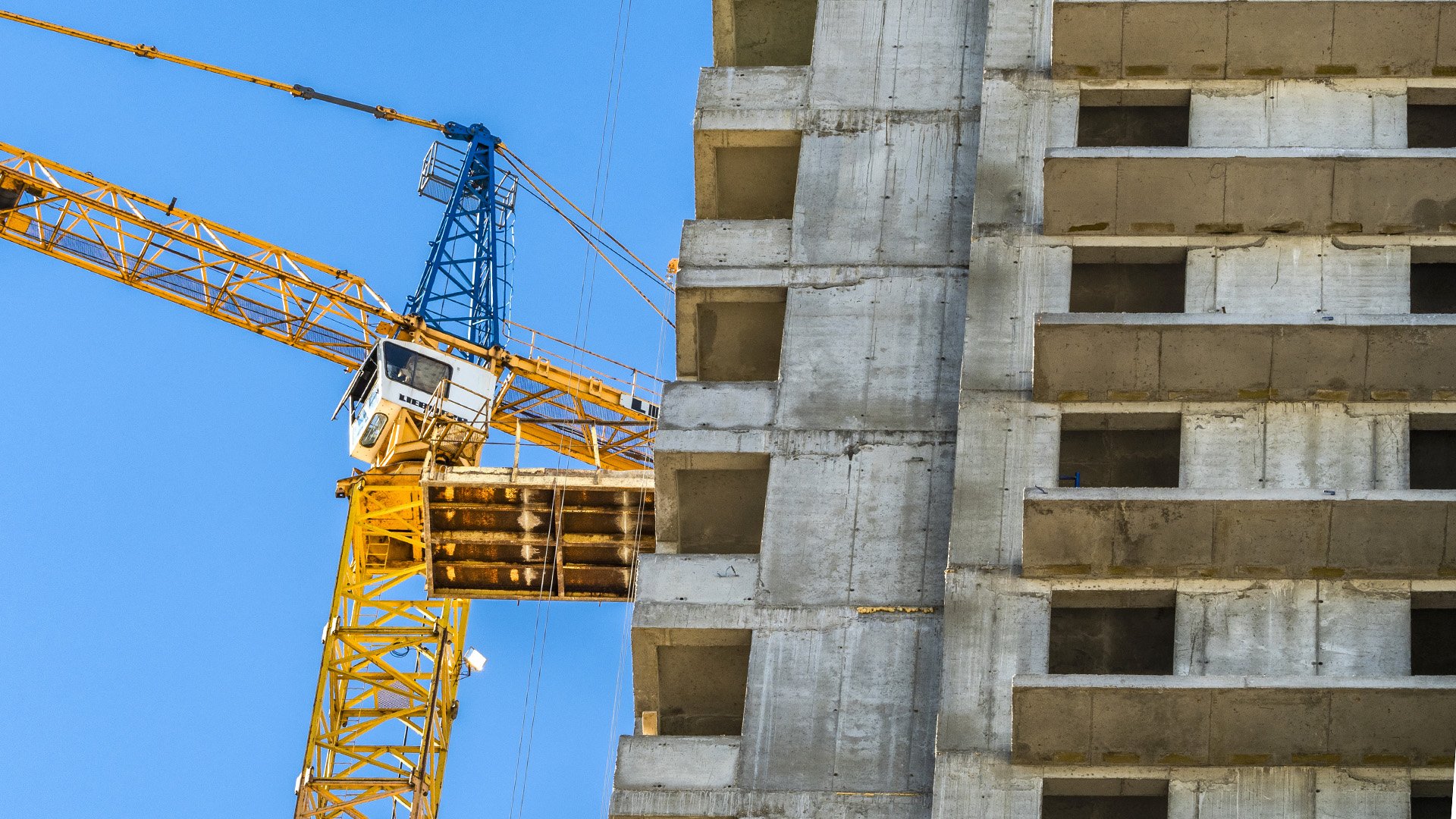 Домом не вышли: на каких застройщиков жалуются чаще всего | Статьи |  Известия