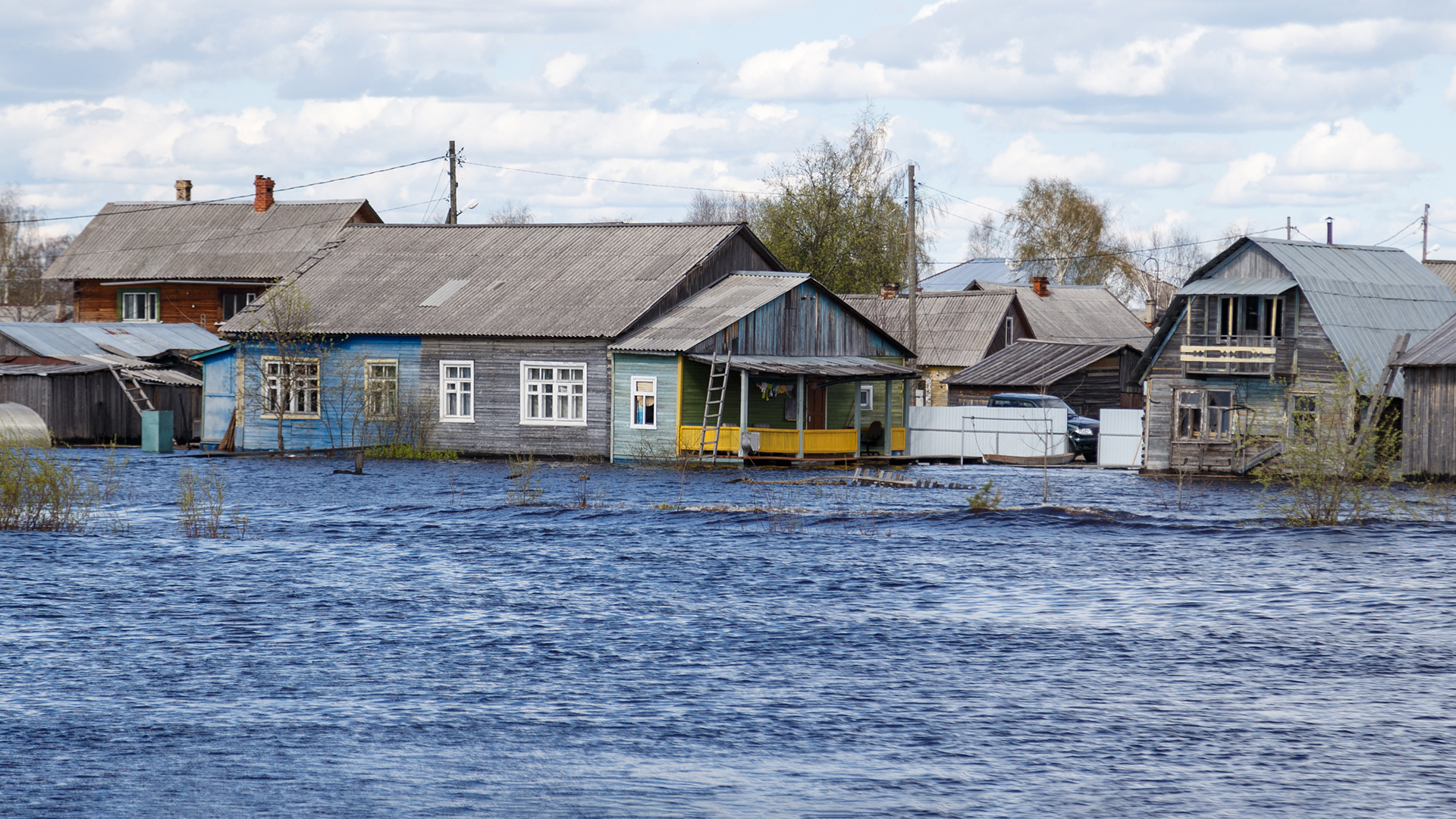 Постучалась в дом вода: реки в регионах начали выходить из берегов | Статьи  | Известия