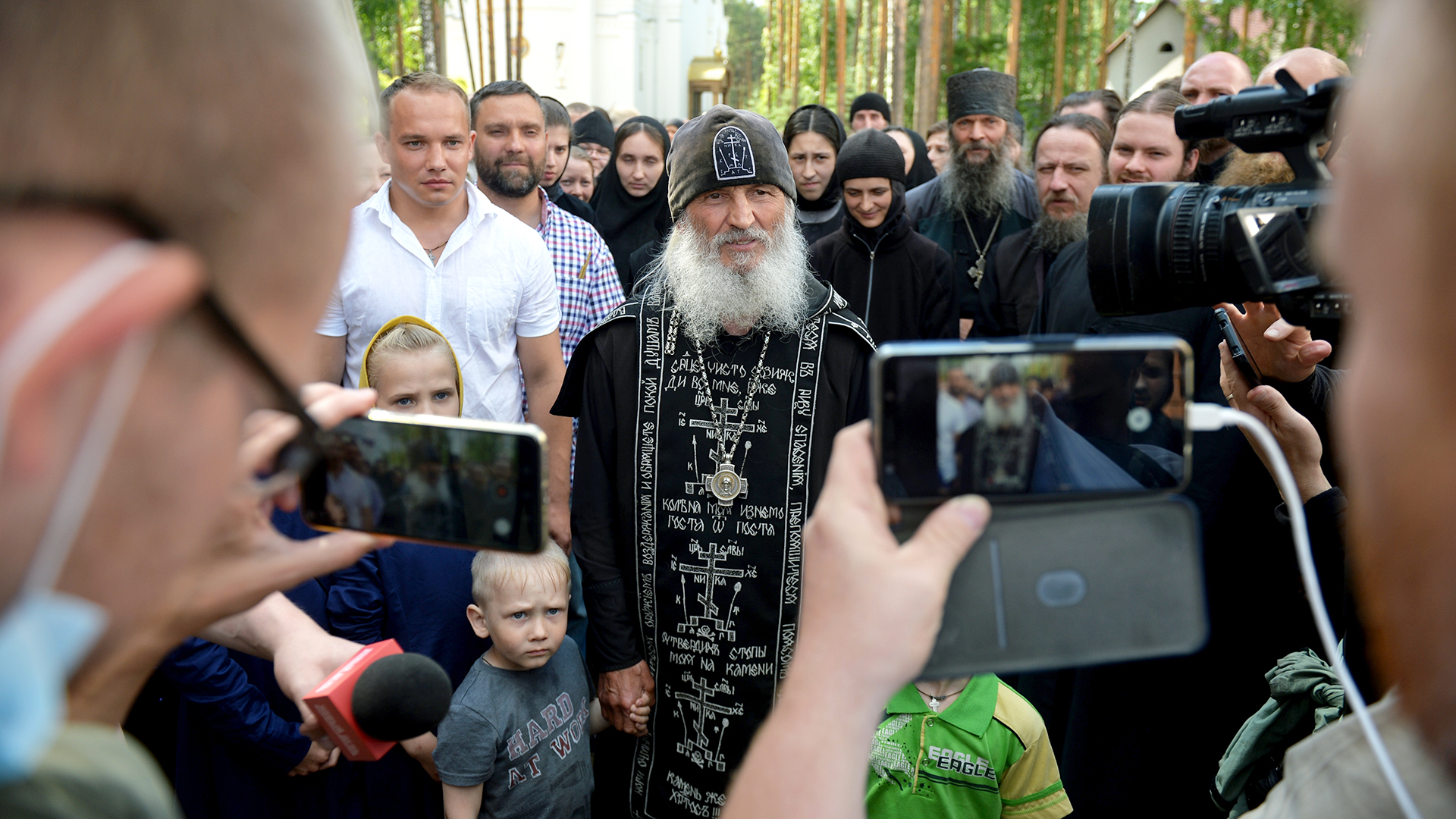 Батюшки святы: отрицавший коронавирус священник забаррикадировался в  женском монастыре | Статьи | Известия