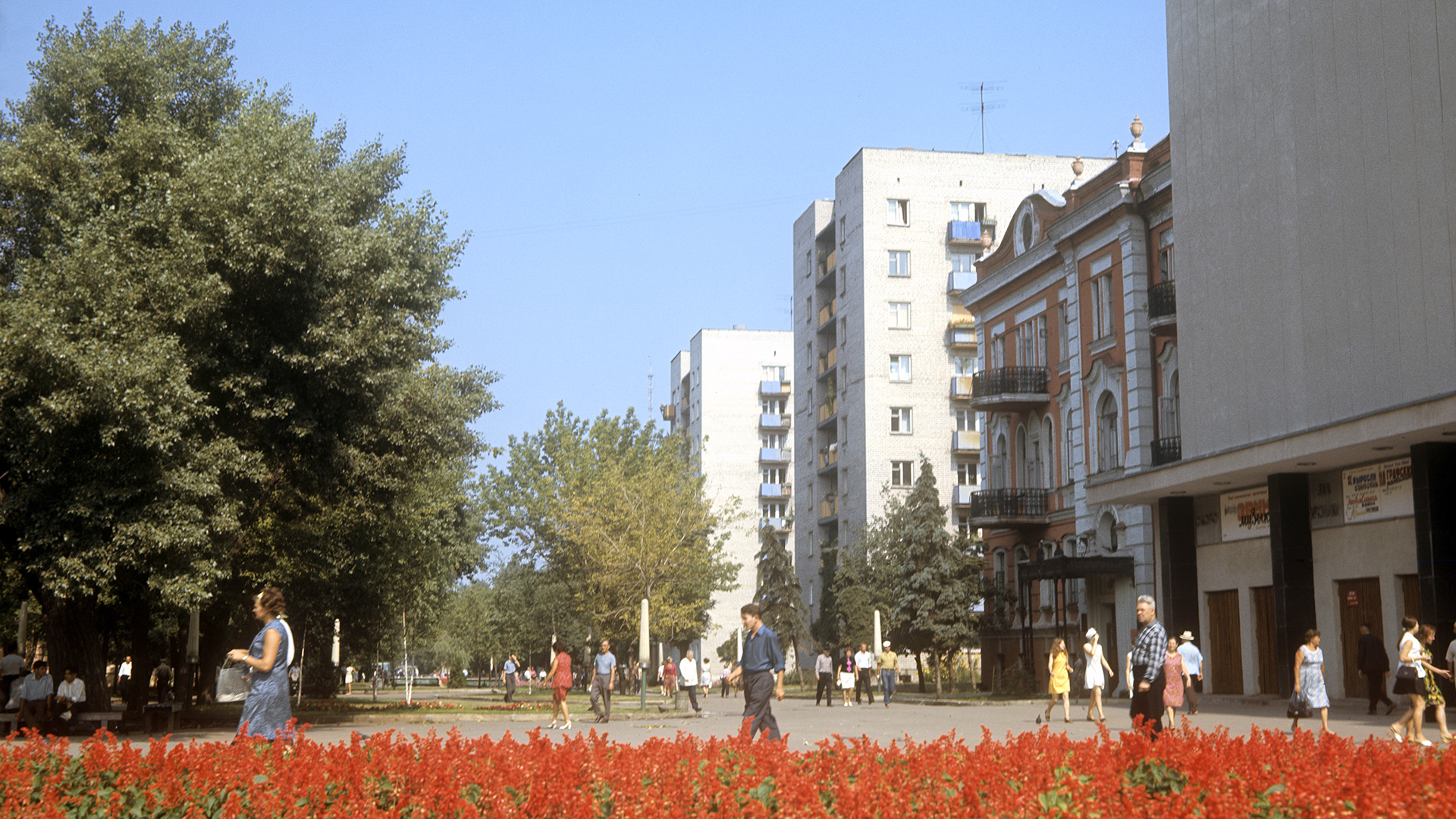 В подъезде девушек в цвету: мемуары о перестроечном взрослении | Статьи |  Известия