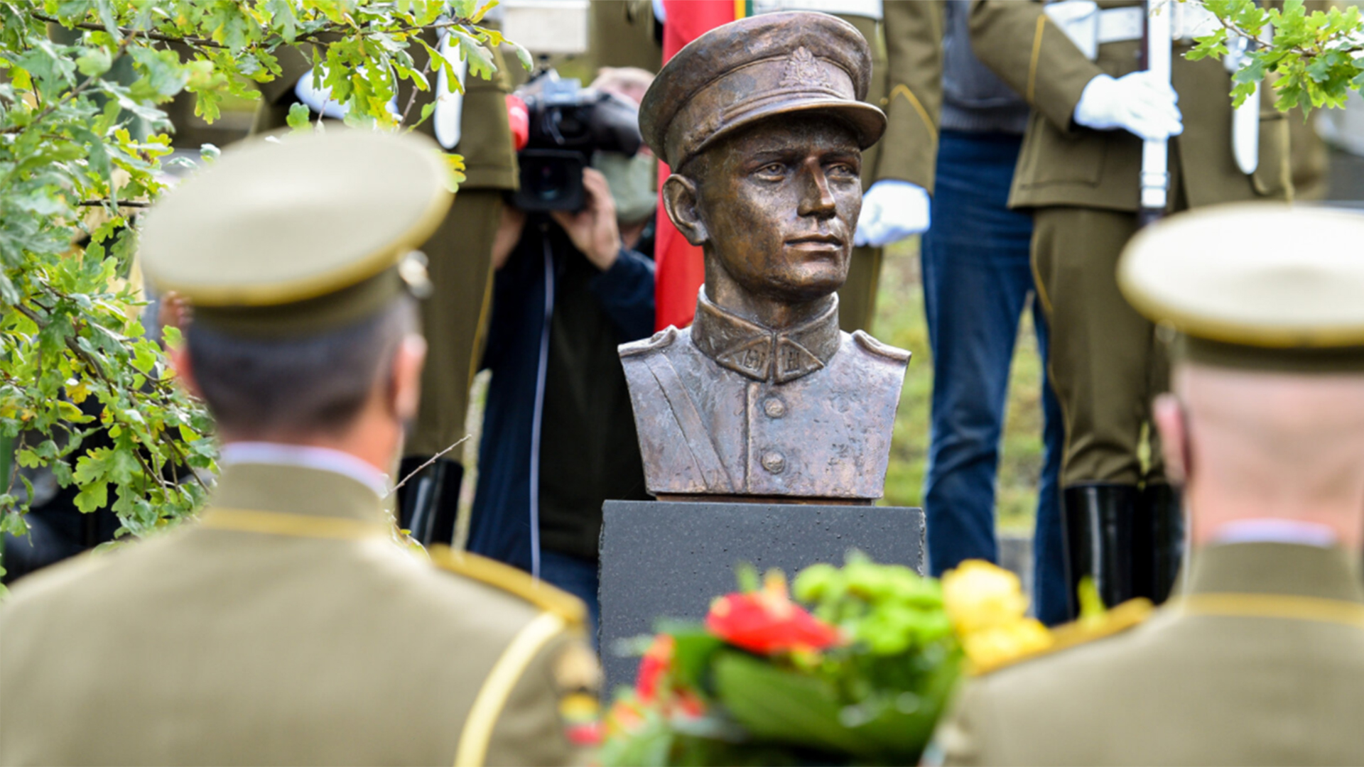 Его звали Адольфас: в Литве поставили памятник «лесному командиру» | Статьи  | Известия