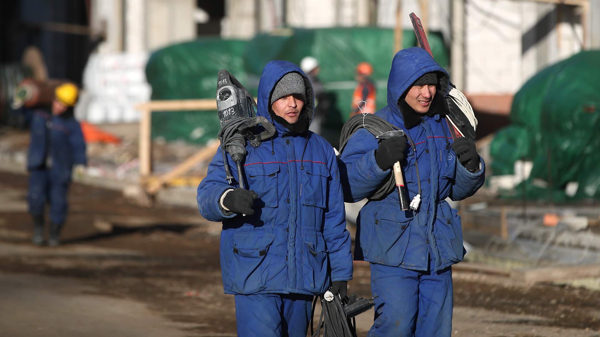 Рабочий спрос: в России планируют упростить въезд для трудовых мигрантов |  Статьи | Известия