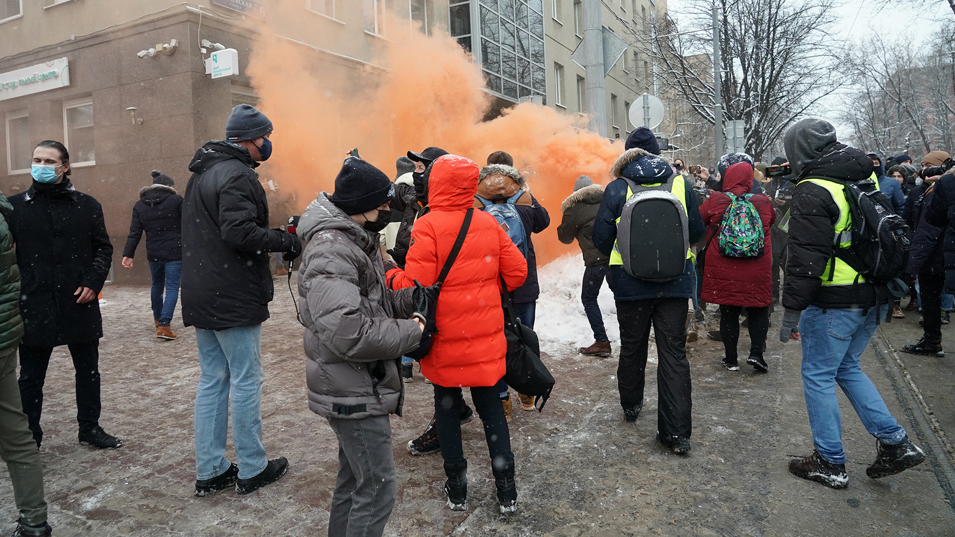 Массовка и затейники: зачем мирным протестующим петарды, биты и дымовые  шашки | Статьи | Известия