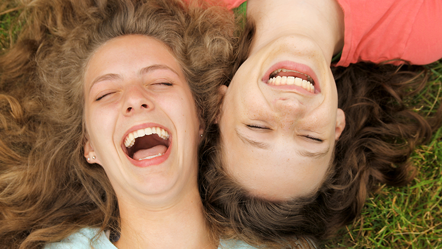 Смех и не только: юмор положительно влияет на иммунитет, сосуды и легкие |  Статьи | Известия