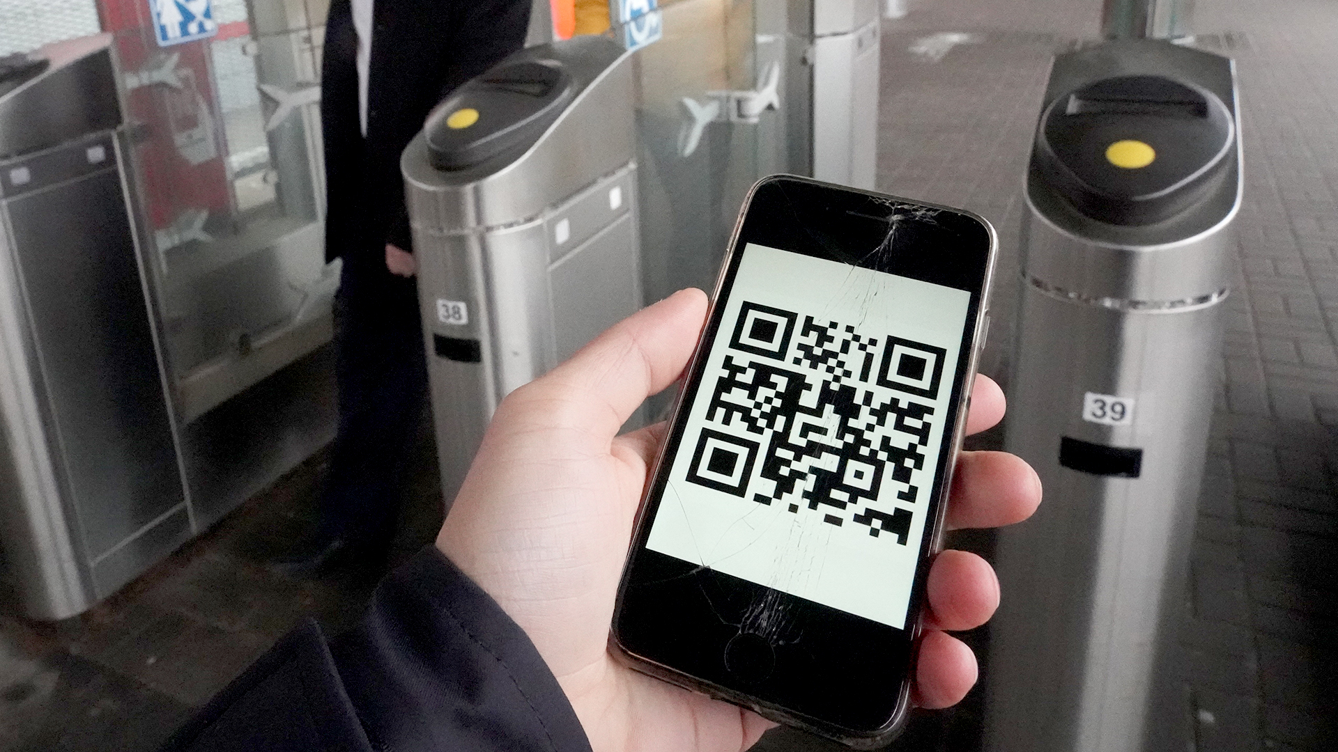 Картинка дня: мошенники пытаются заработать на QR-кодах в транспорте |  Статьи | Известия