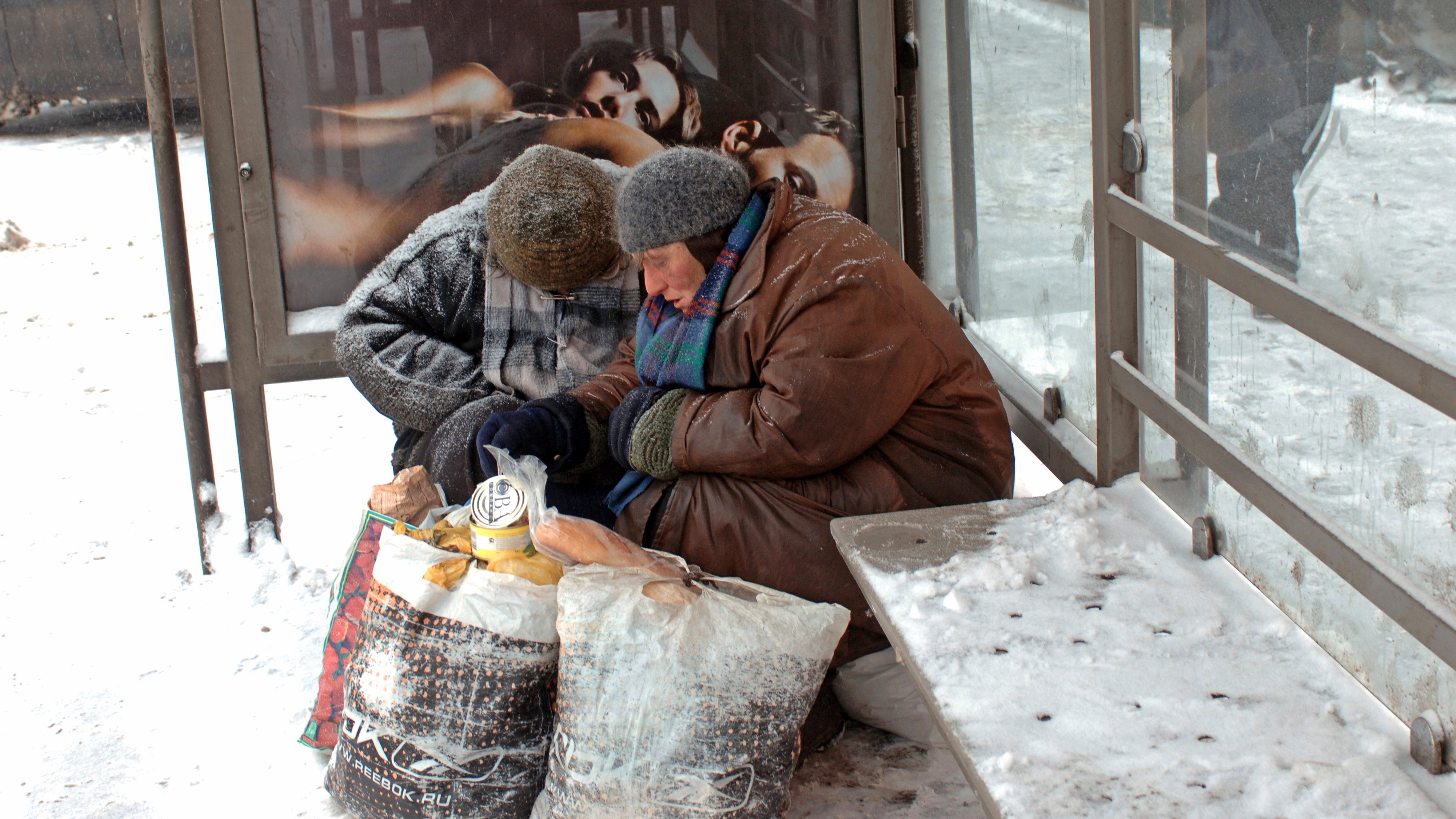 Бомжи проживают. Бездомные в Москве зимой.