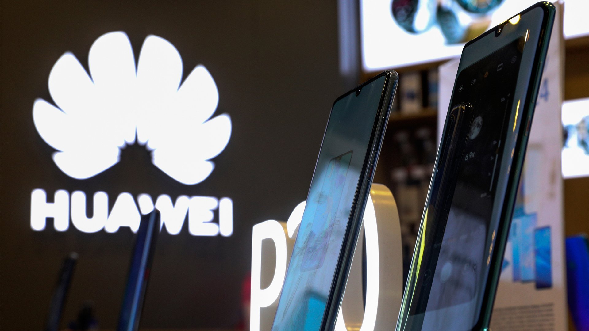 Китайское предубеждение: Huawei отказалась от новых контрактов в РФ |  Статьи | Известия