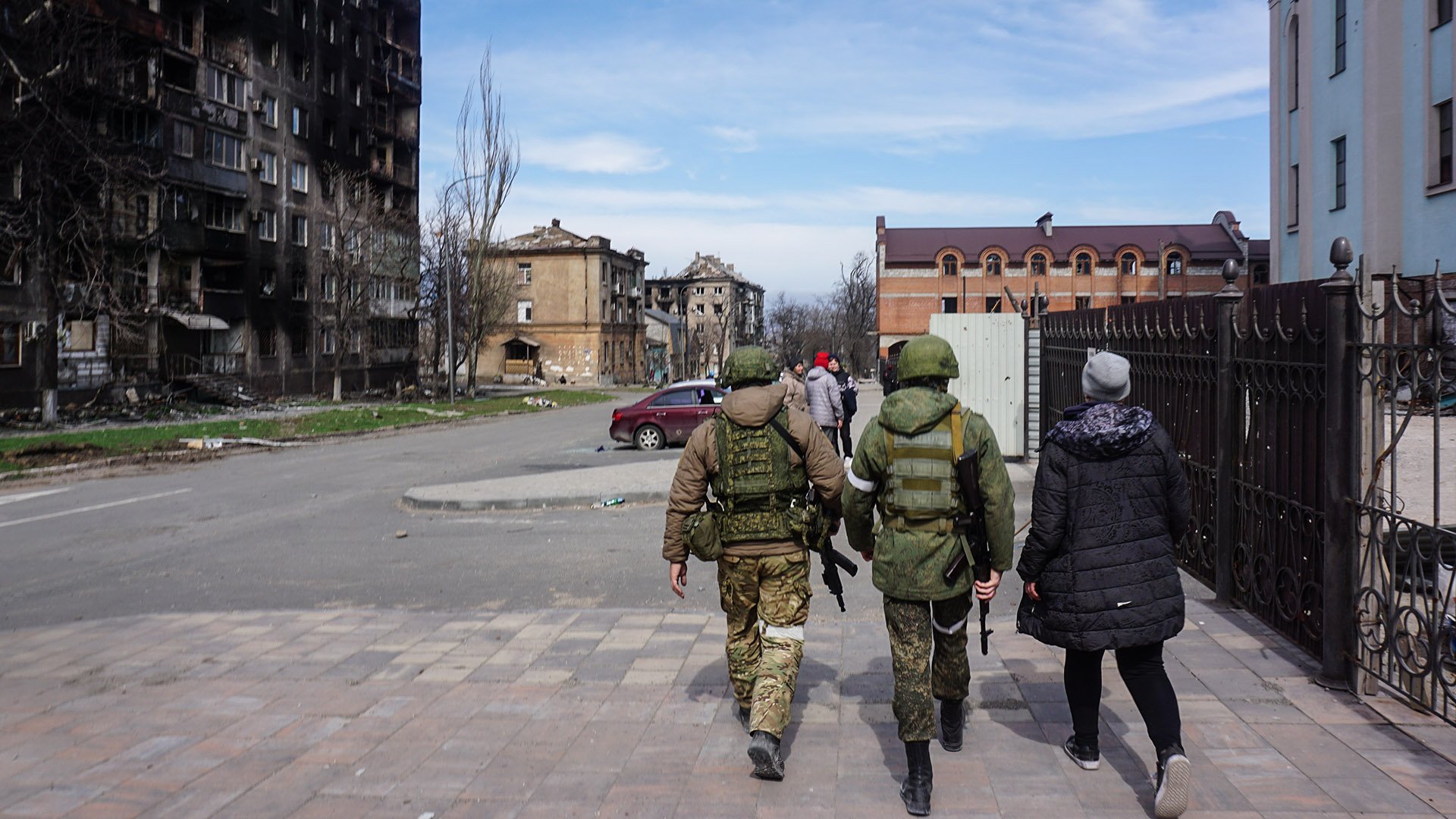 Между мирами: в разрушенный Мариуполь постепенно возвращается жизнь |  Статьи | Известия