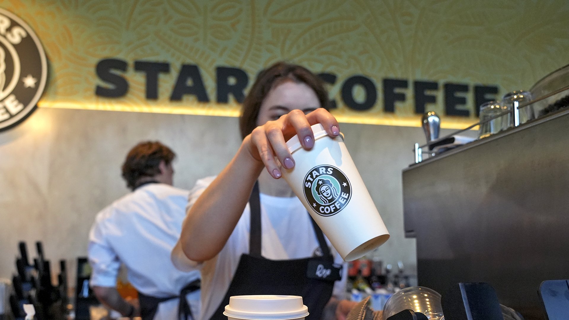 Стакан преткновения: юристы допустили иск Starbucks к Тимати из-за логотипа  кофеен | Статьи | Известия