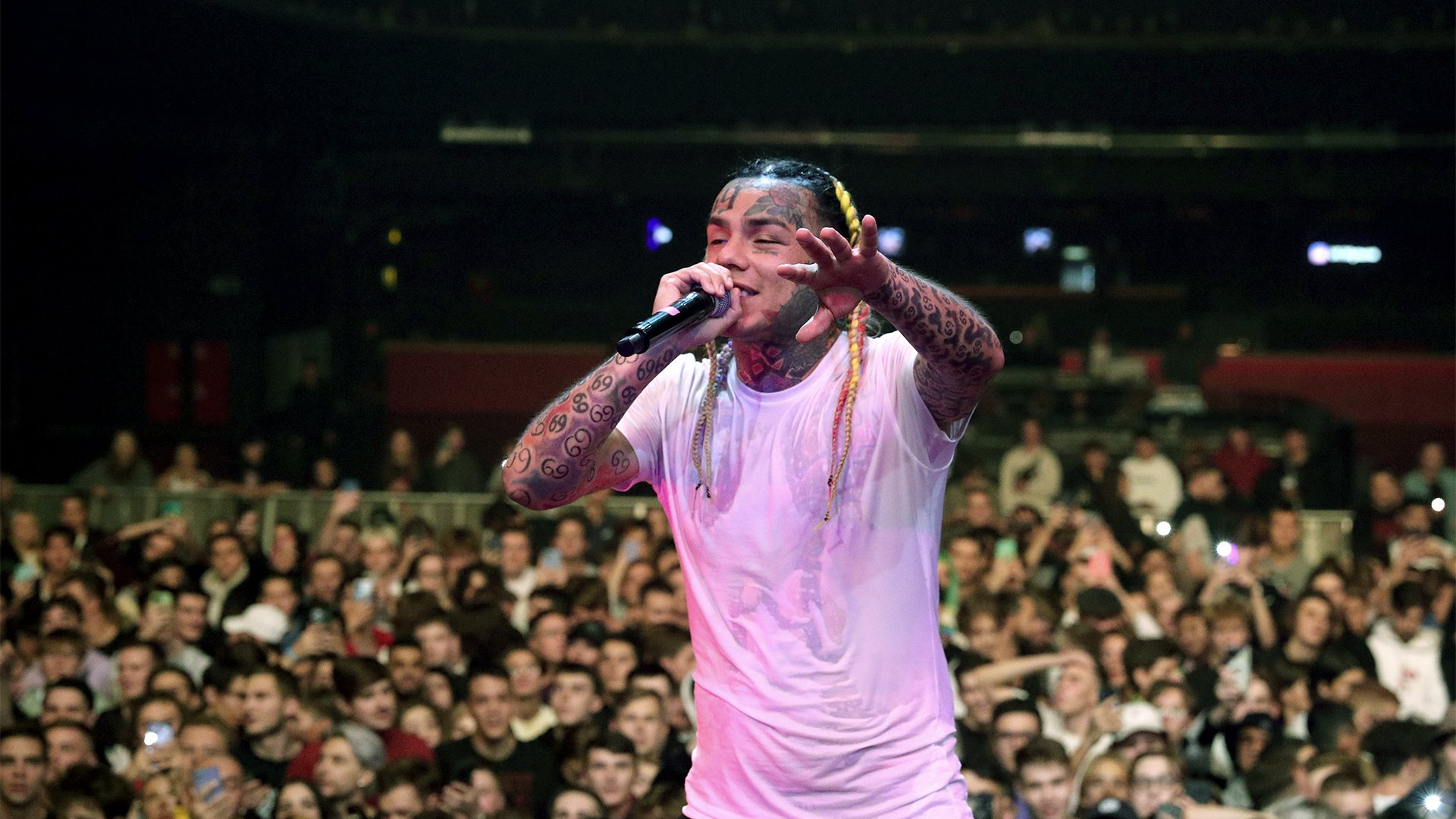 С нами Банг: как в Москве выступил американский рэпер 6IX9INE | Статьи |  Известия