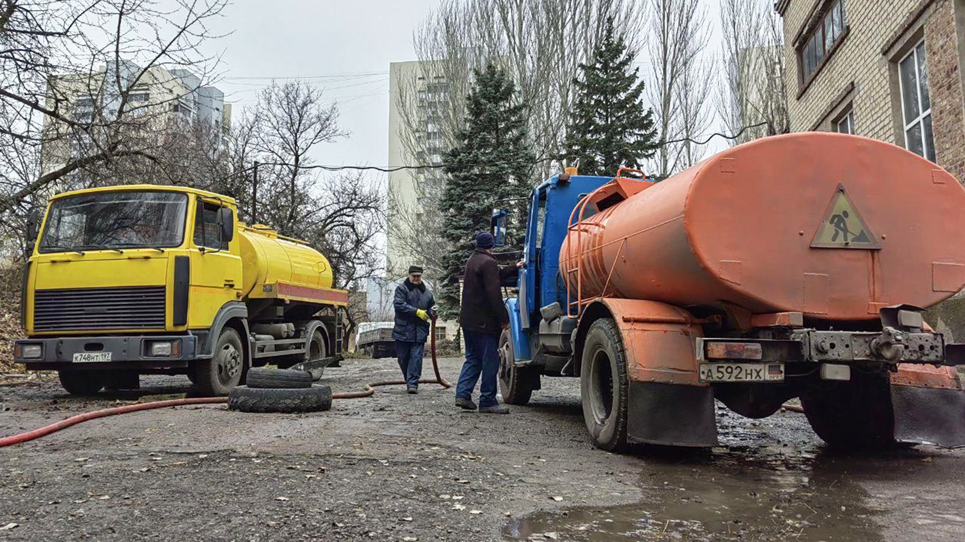 В российском Донецке и украинском Николаеве нет воды. Как жители готовятся к зиме?