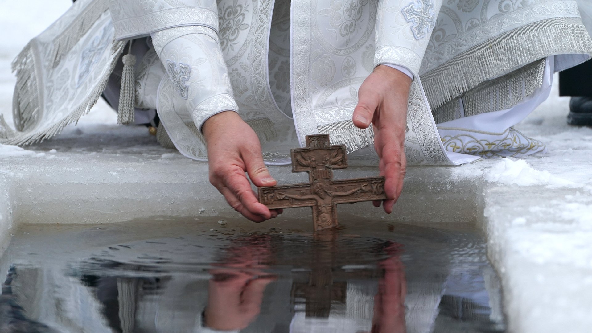 18 января 2014. Крещение Господне в Иордане. С Крещением Господним 19 января. Крещение Господне Богоявление. Крещение Господне окунание Иордан.