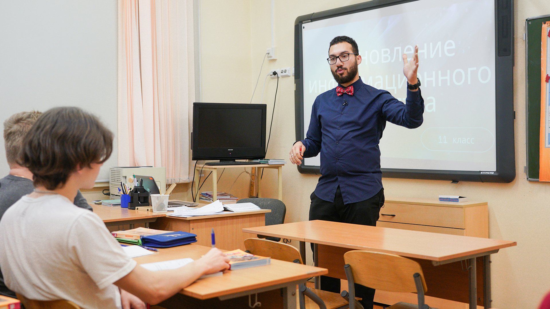 Педагогический вес: учителей предлагают приравнять к госслужащим | Статьи |  Известия