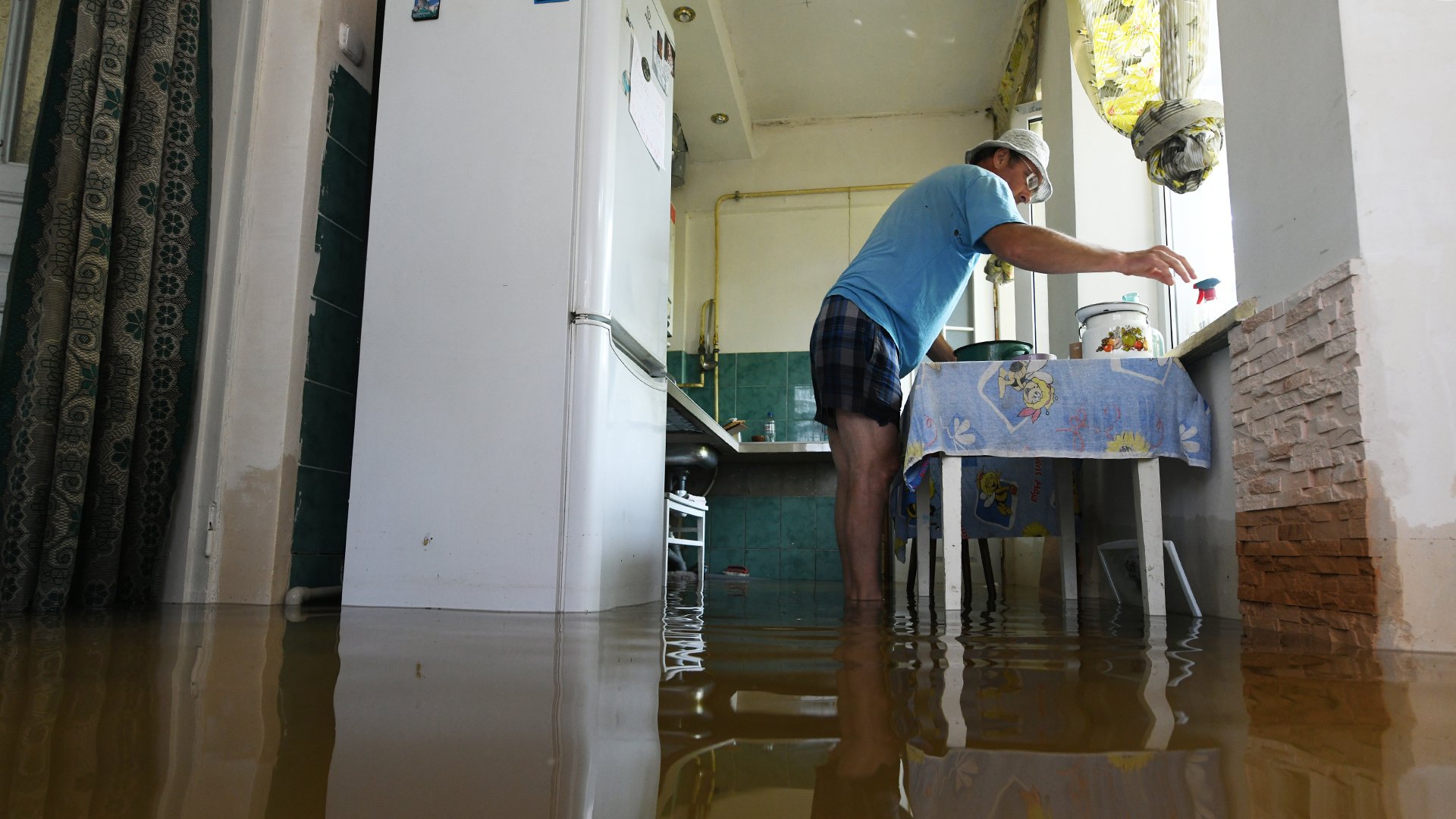 В воде плавающие: власти пытаются предупредить эпидемии из-за прорыва ГЭС |  Статьи | Известия