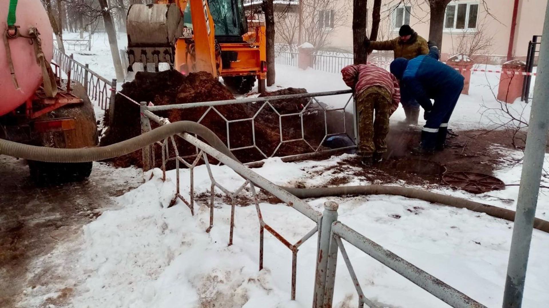 Школьники провалились в яму с кипятком в Юже