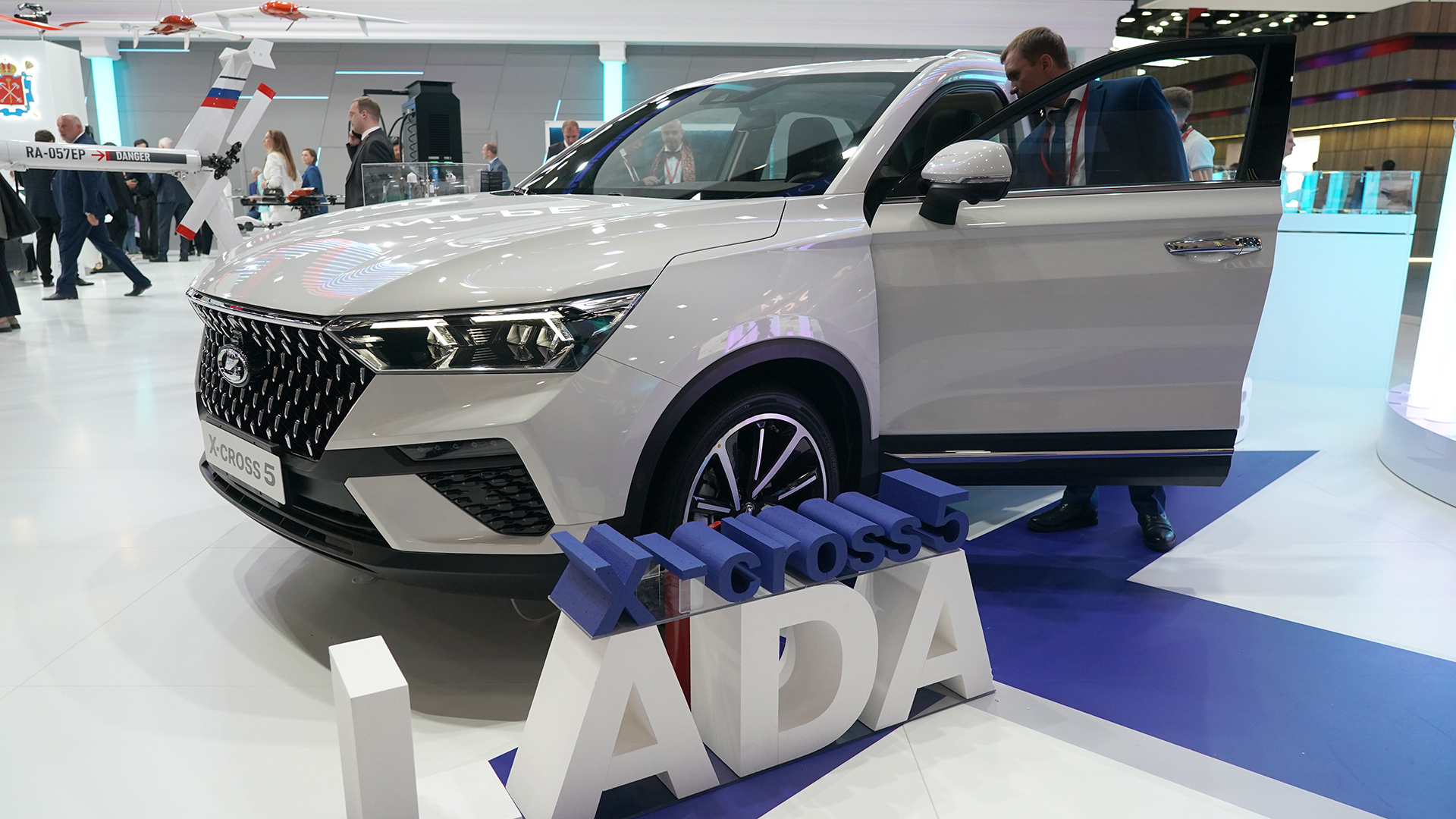 Какие автомобили производят в России: Lada X-Cross 5, Lada Largus, «Москвич»,  Sollers, электромобили Evolute