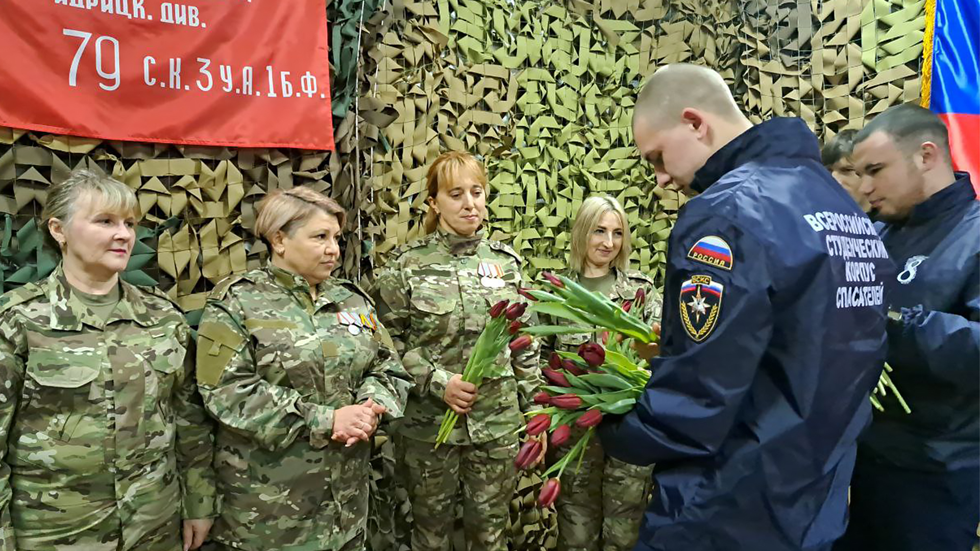 «Когда-нибудь сможем встретиться с такими же цветами, но уже не в форме» |  Статьи | Известия