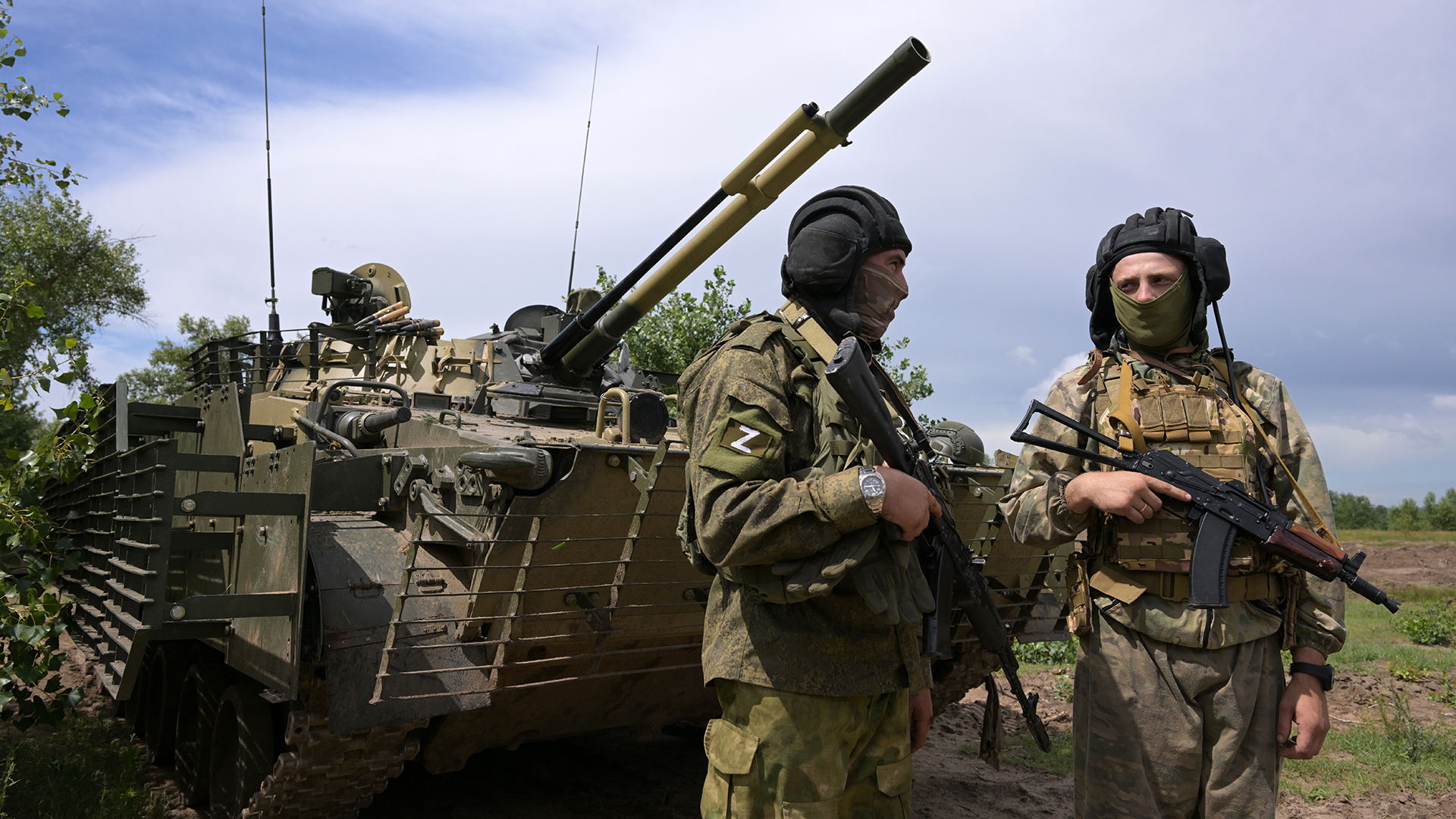 Вмять штурмом: зачем в Сухопутных войсках воссоздают десантные бригады |  Статьи | Известия