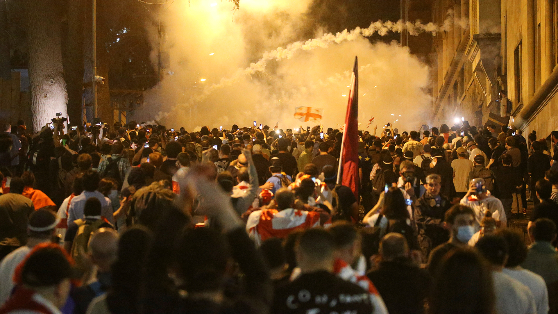 Предвыборный гон: ждет ли Грузию радикализация протеста | Статьи | Известия