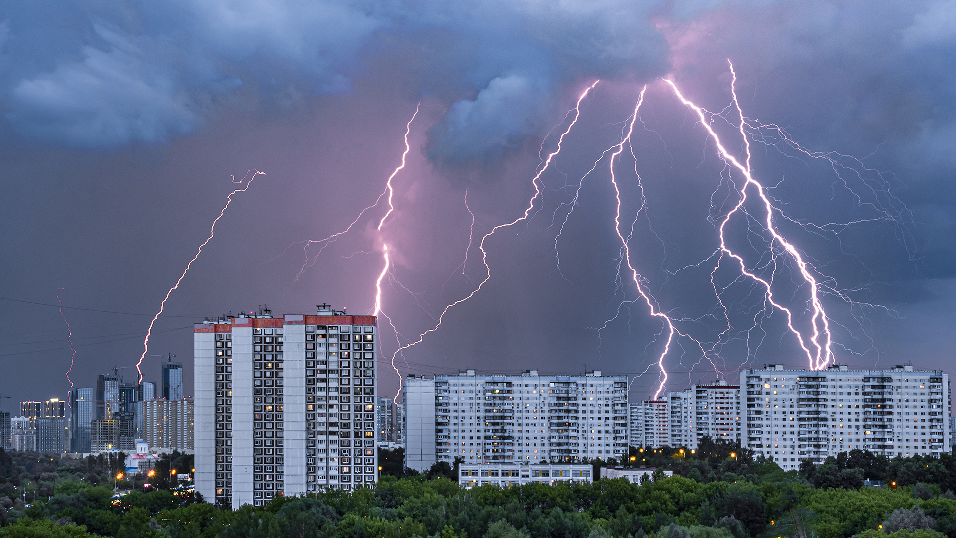 Тропический туш: сколько продлятся сильные дожди в Москве | Статьи |  Известия