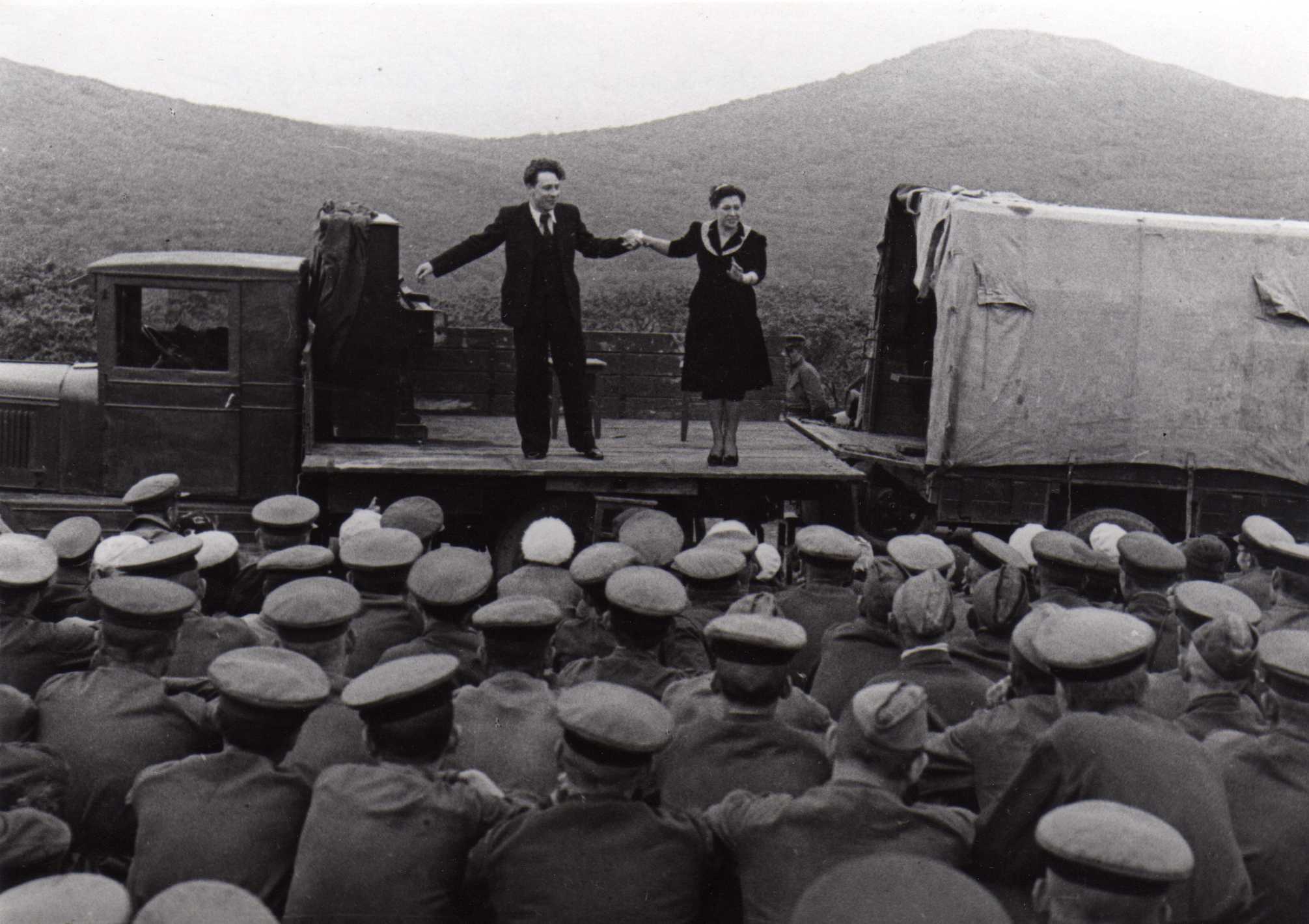 Артисты на передовой. Фронтовые концертные бригады шульженко. Артисты на передовой. Русланова 1945. Артисты на передовой.