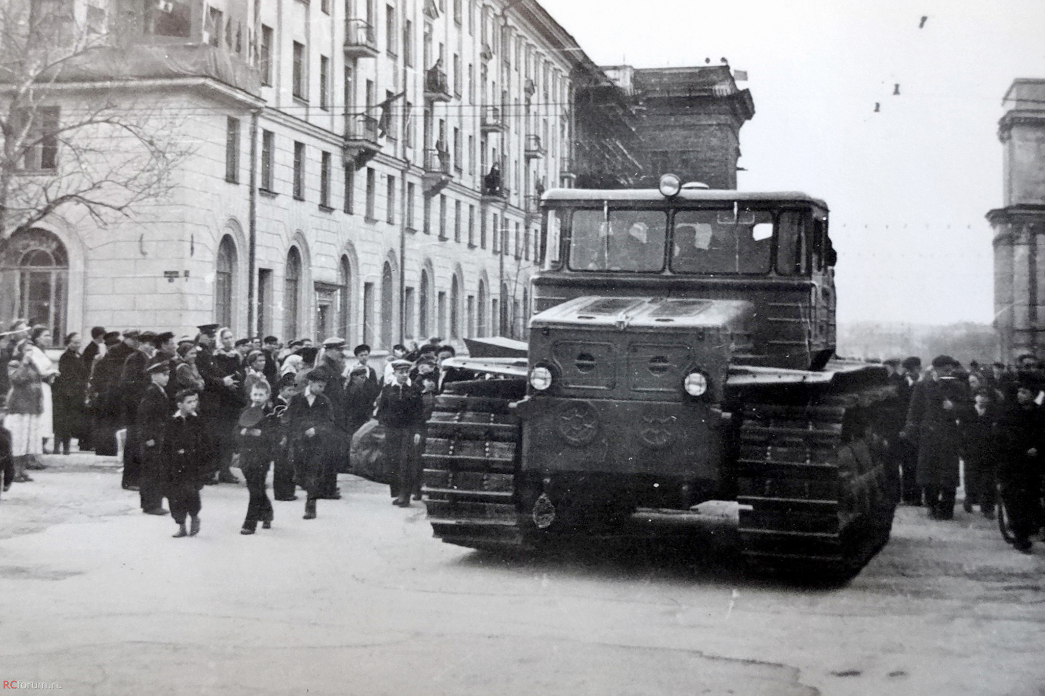 Первый опытный трактор ДЭТ-250 на первомайской демонстрации, 1 мая 1956 г.