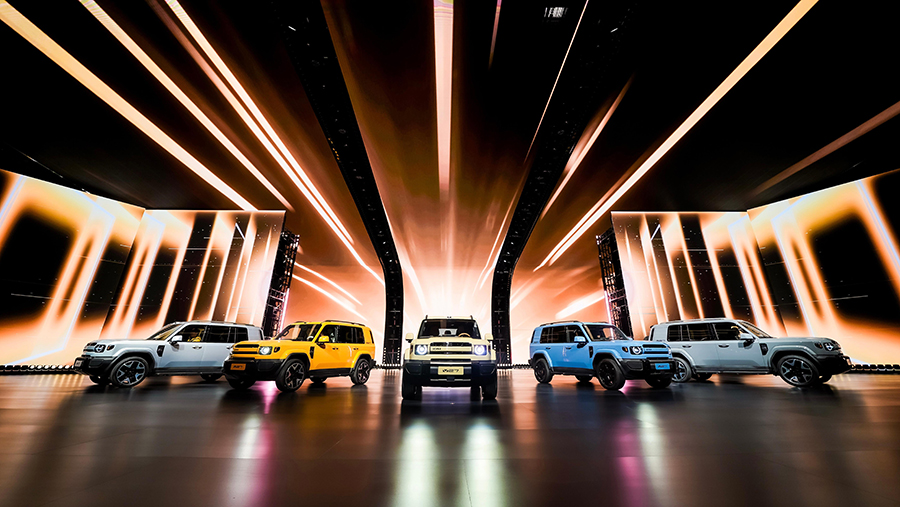 Машины стоят в ряд 