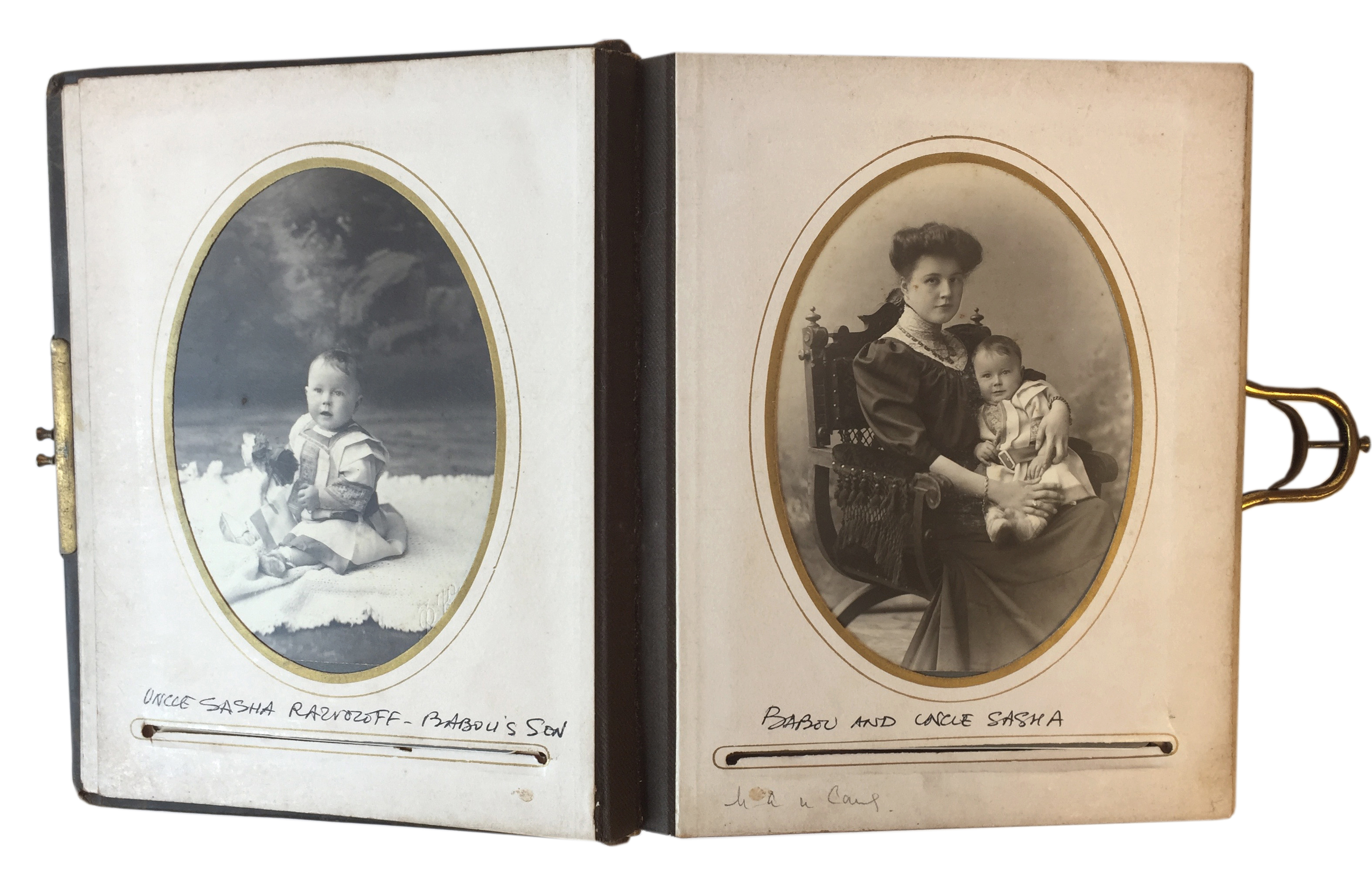 фотоальбом семьи с замком до 1917 года, кожа, 34 фотографии, 15 листов с дарственной надписью « Моей дорогой бебечке от папа 5 апреля 1898 », 21 x 7 см., большинство фотографий подписаны
