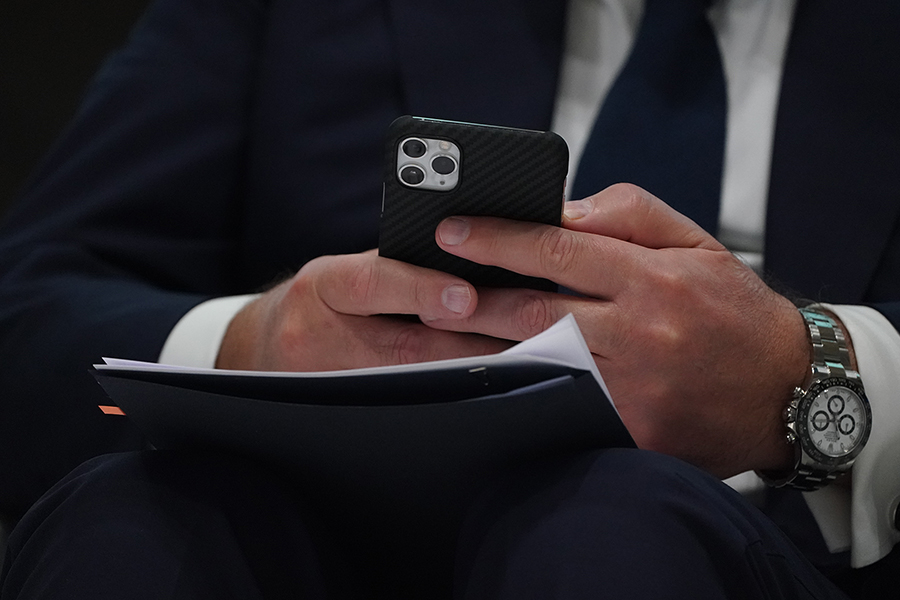 Мужчина смотрит в телефон 