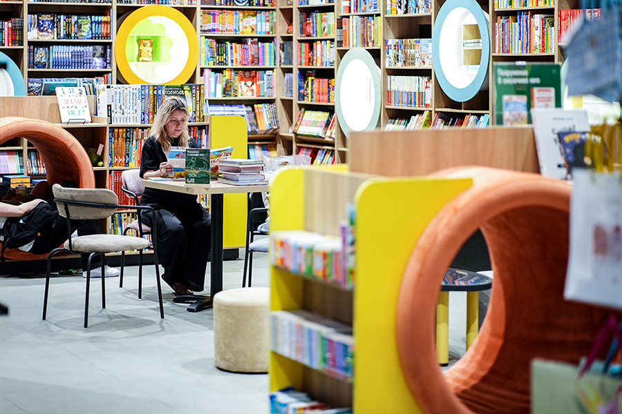 Покупательница в книжном магазине 