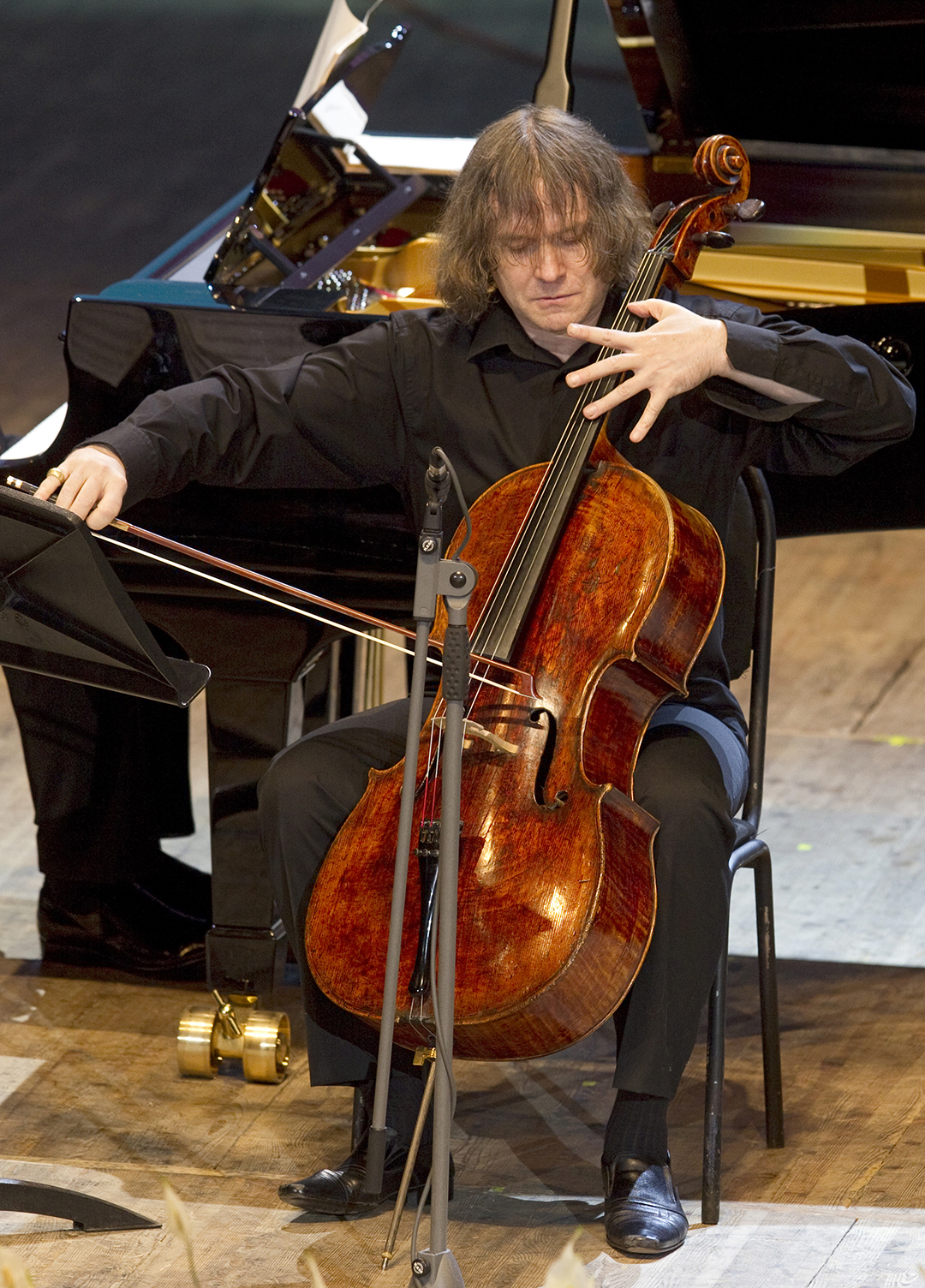 Виолончелист Александр Князев выступает на концерте, посвященном 90-летию Московской филармонии, в Концертном зале имени П.И. Чайковского