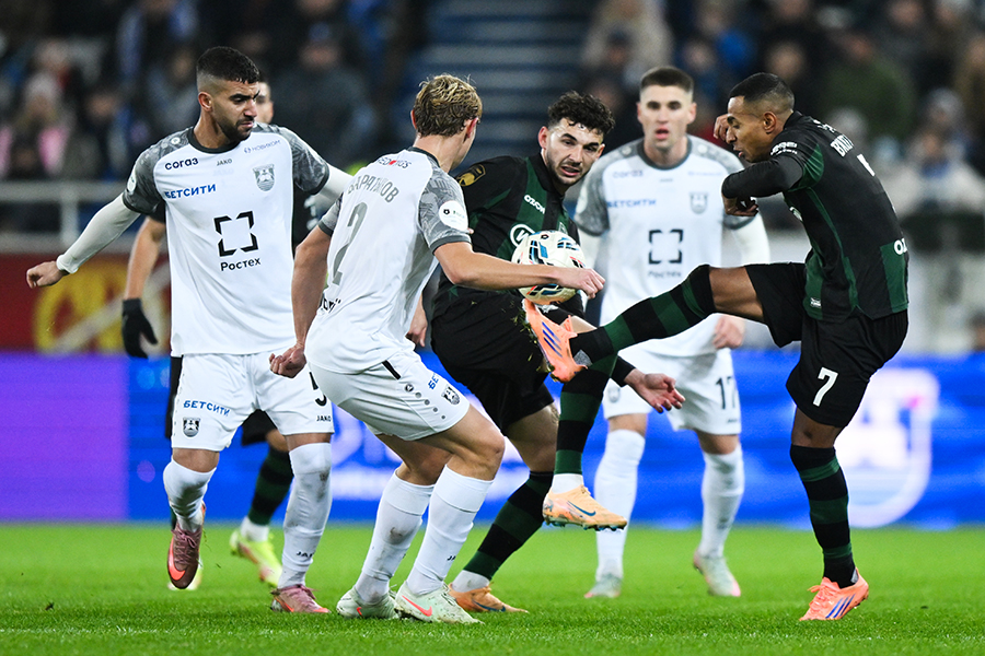 Игроки ФК "Балтика" и ФК "Краснодар"