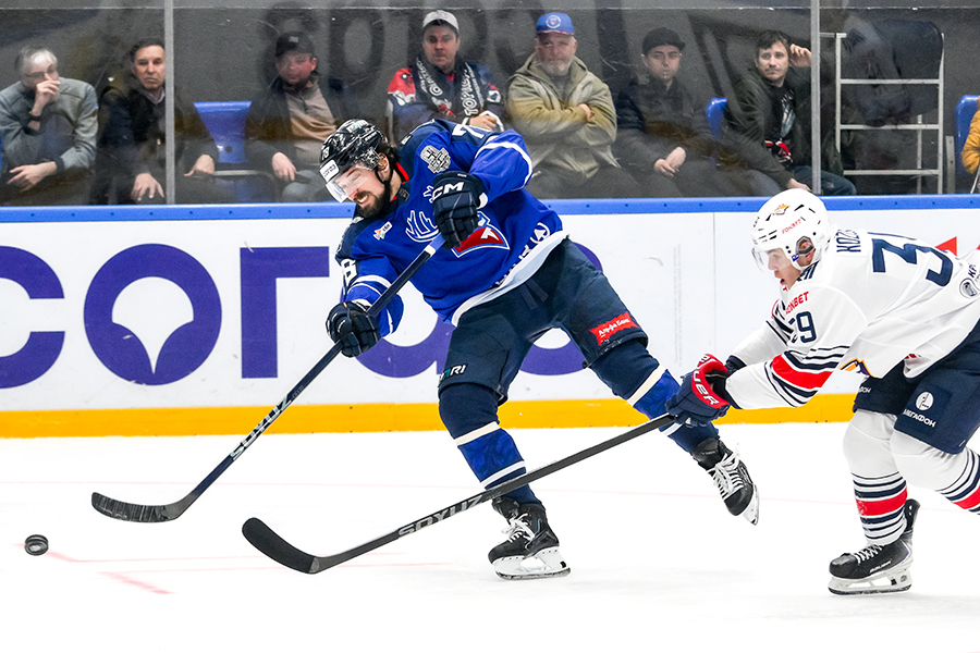 Алексей Кручинин (Торпедо) и Андрей Козлов (Металлург) в матче плей-офф 1/4 финала Кубка Гагарина Континентальной хоккейной лиги (КХЛ) в Нижнем Новгороде