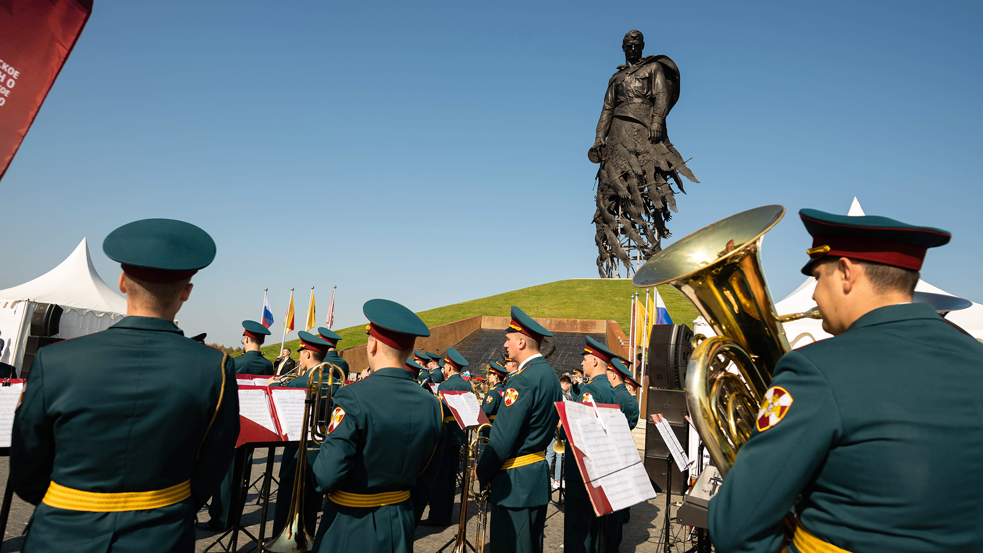 Не вешать нос: Светлана Дружинина привезла гардемаринов на Ржевский  мемориал | Статьи | Известия