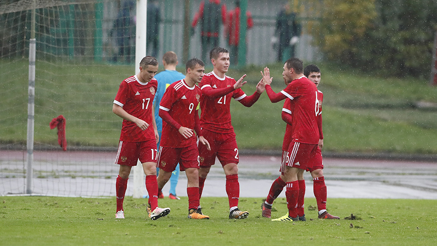 Футболисты молодежной сборной России по футболу