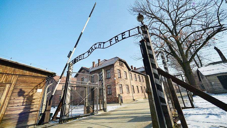 Туристов попросили не фотографироваться на путях перед воротами Освенцима