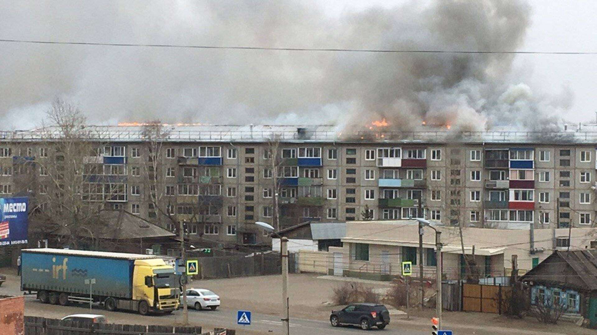 Потушен сильный пожар на крыше пятиэтажки в Канске | Новости | Известия |  19.04.2019