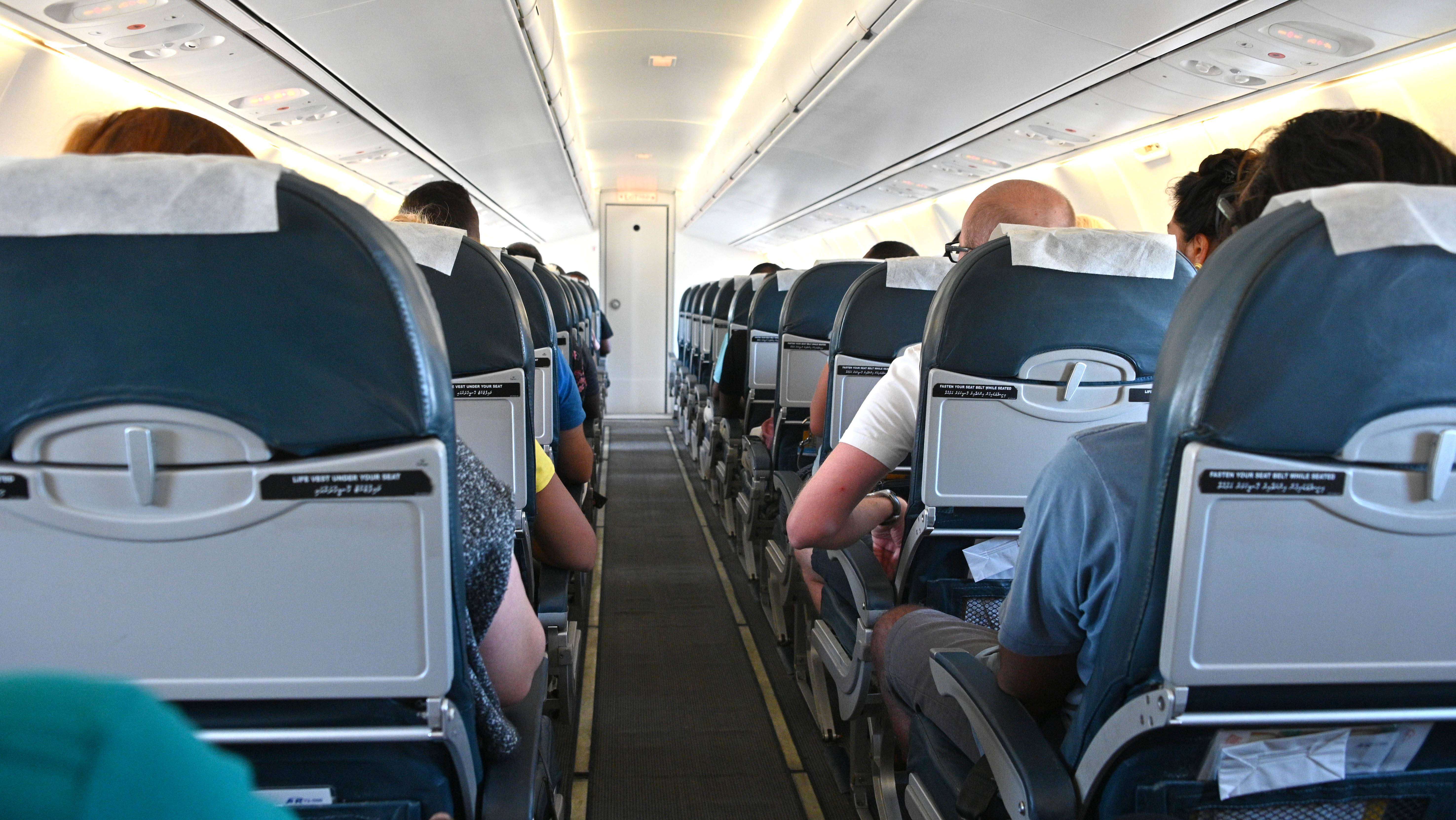 Самолет изнутри пассажирский с людьми