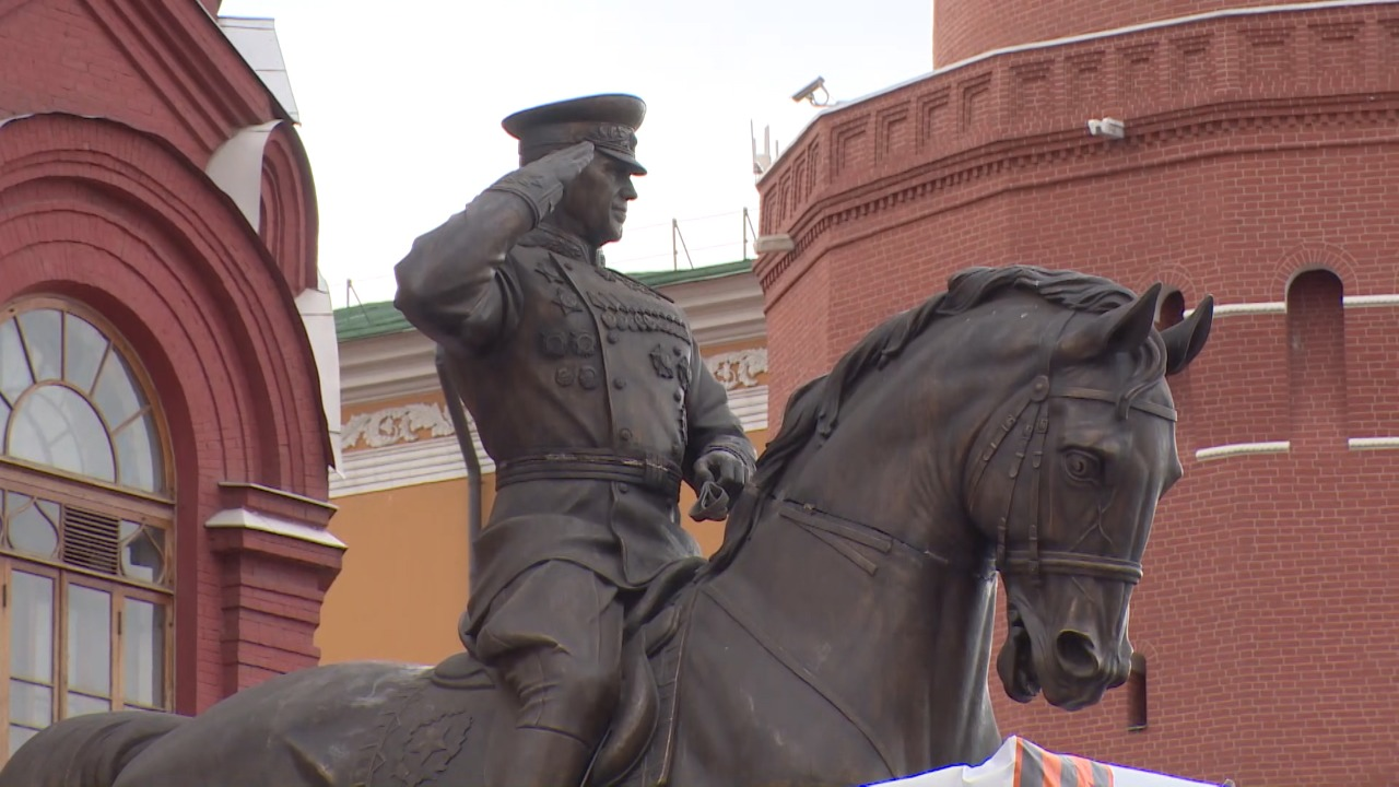 Памятник жукову в москве на манежной. Памятник маршалу Жукову в Москве. Памятник г к Жукову на Манежной площади в Москве.