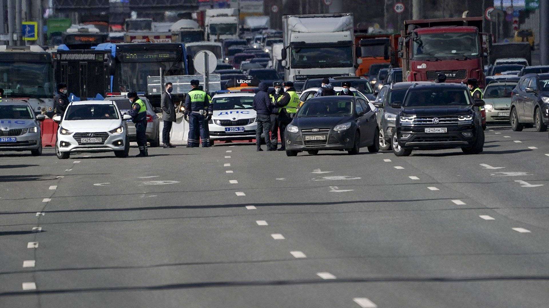 На въездах в Москву образовались пробки из-за проверки пропусков | Новости  авто | Известия | 15.04.2020