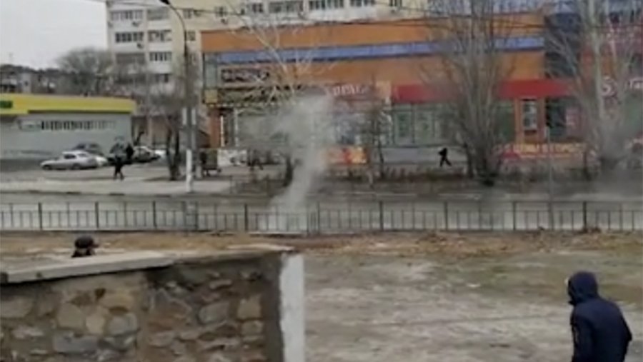 В волжском прорвало трубу