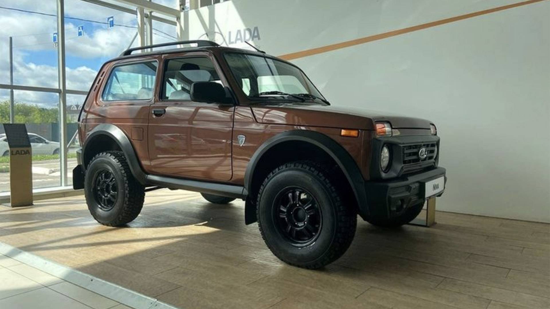 Названа стоимость обновленного внедорожника Lada Niva Bronto | Новости авто  | Известия | 05.08.2021