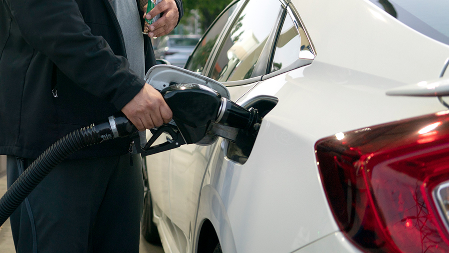 Дешевый бензин. Бензин подорожал. Подорожание бензина. Бензин подорожал. Дорогой бензин фото.