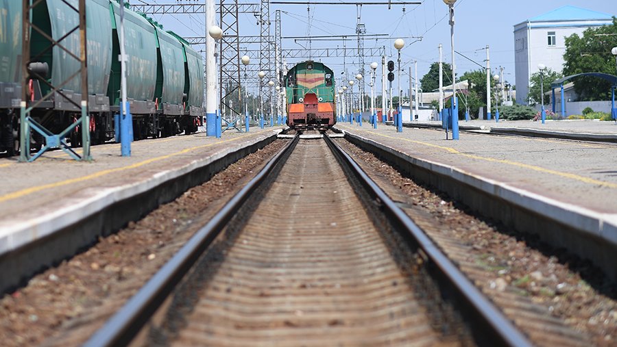 Поезда белогорск амурская область. Перед поезда. Украинские железные дороги. Поезд в Амурской области.