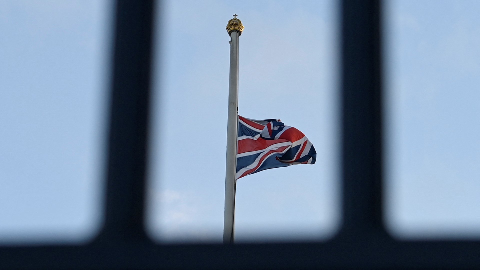 Флаг Великобритании над Букингемским дворцом. В Букингемском Дворце приспущены флаги. Флаг королевы Елизаветы 2. Приспущенный флаг. В лондоне приспустили флаги